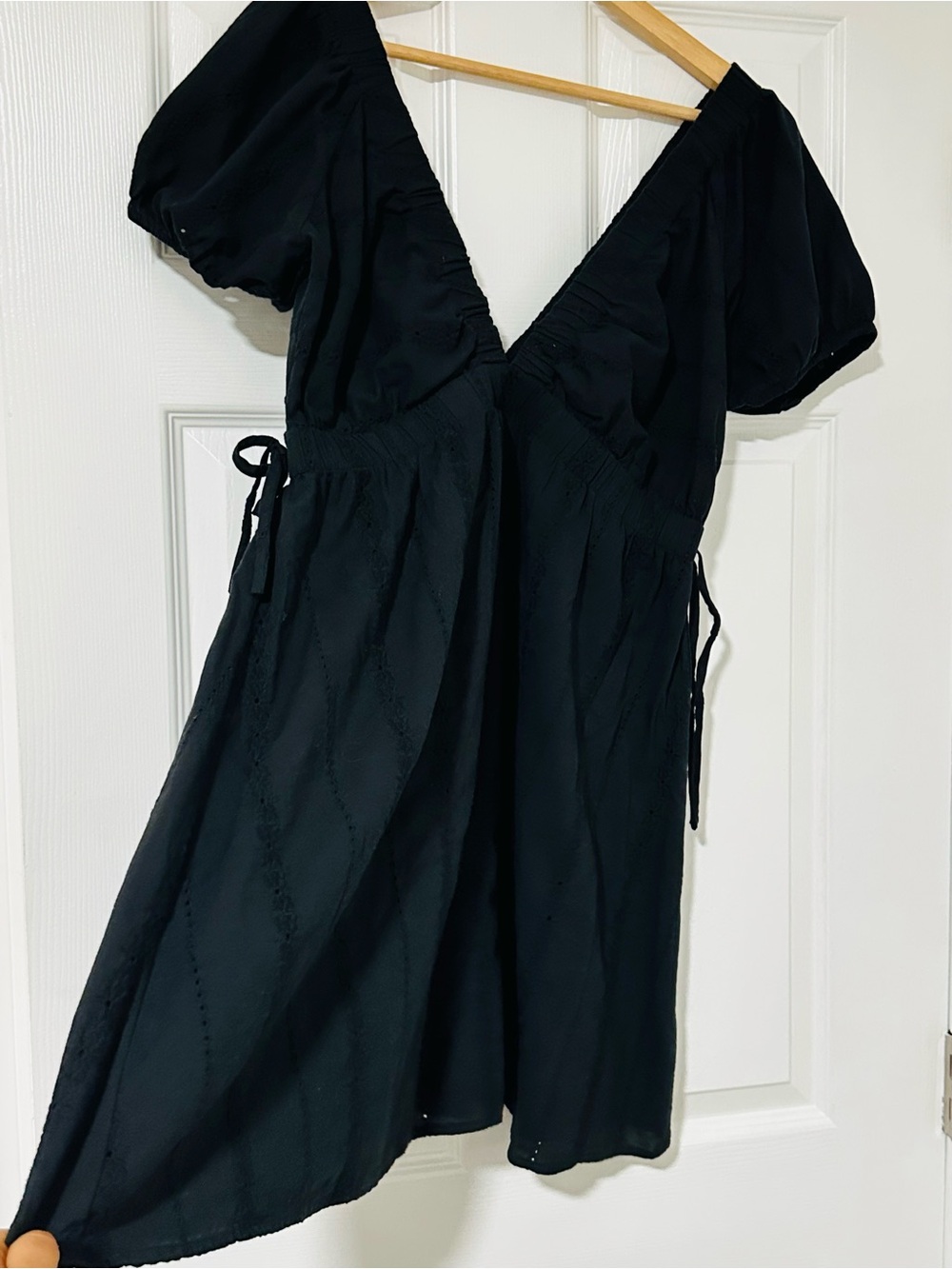 Women's Black V-Neck Puff Sleeve Dress
